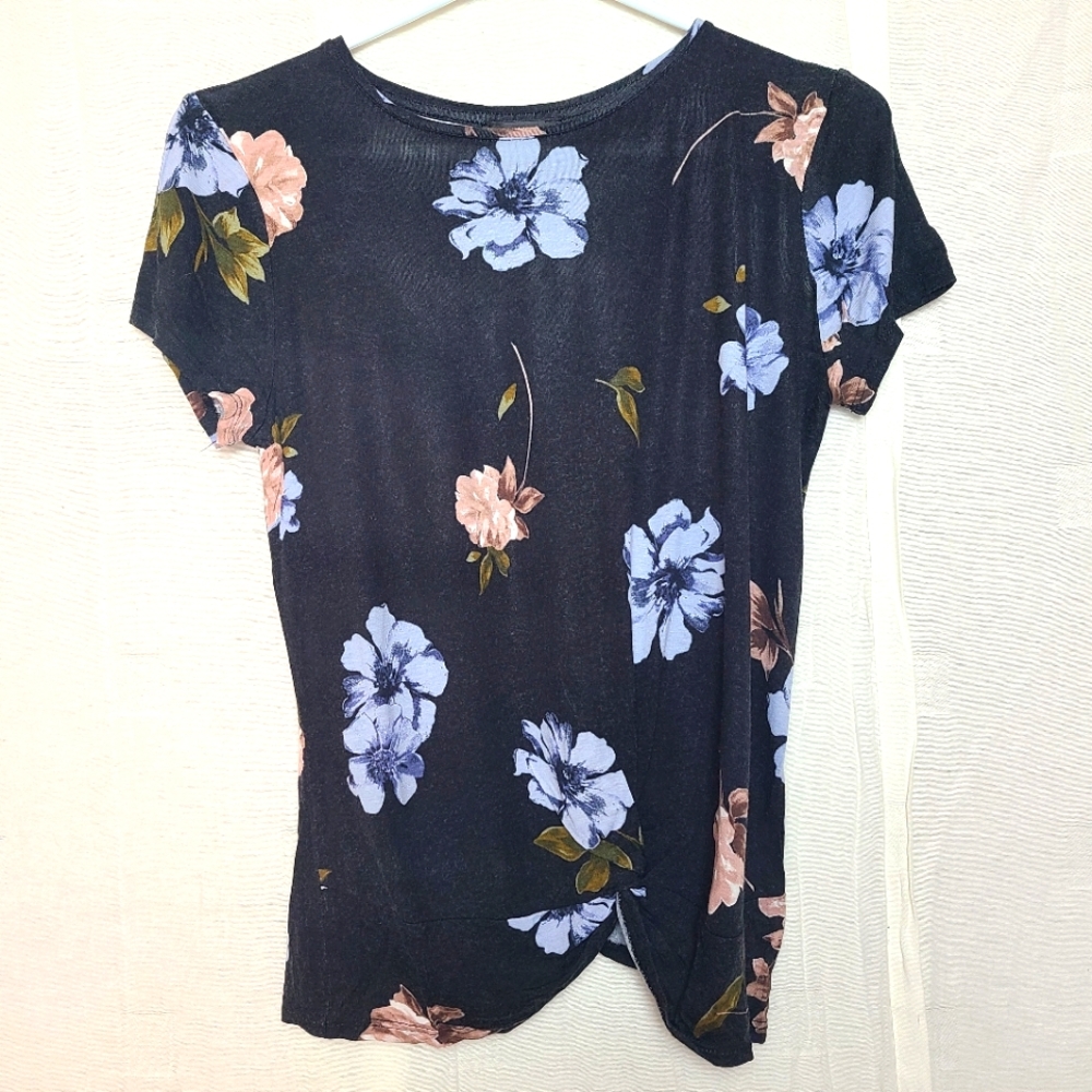 Dynamite Women's Casual Chic Black Floral Front Knot Short Sleeves Shirt
